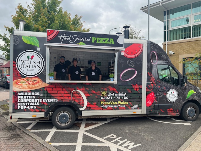 The Pizza Van Experience: Bringing Fresh Neapolitan Pizzas to Your Favourite Locations